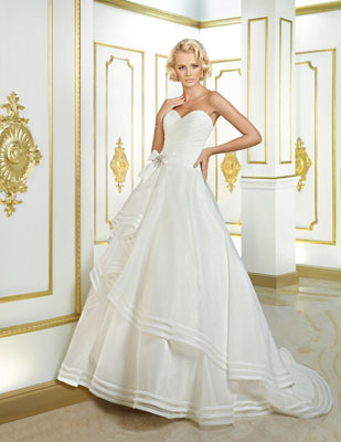 suknia ślubna 7710 z kolekcji Cosmobella  